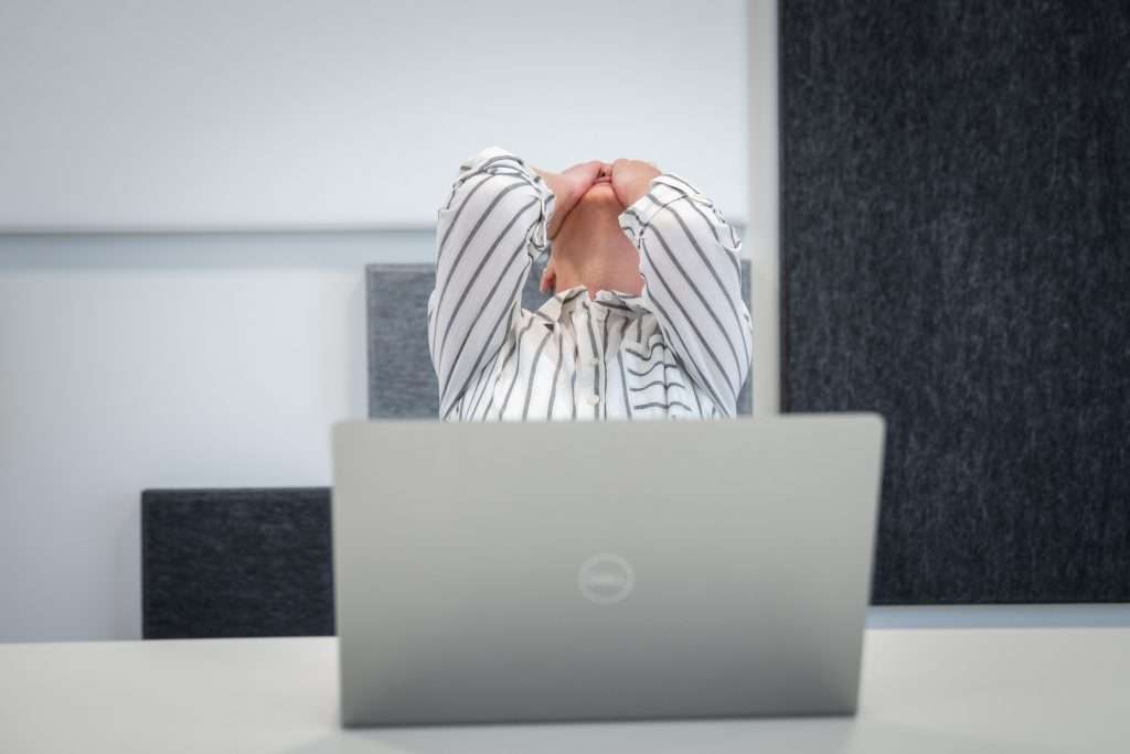 Mitarbeiter im Büro bei ergonomischer Arbeit“, „Schreibtisch mit Lärmschutz“, „Führungskraft mit flexiblen Arbeitszeiten“